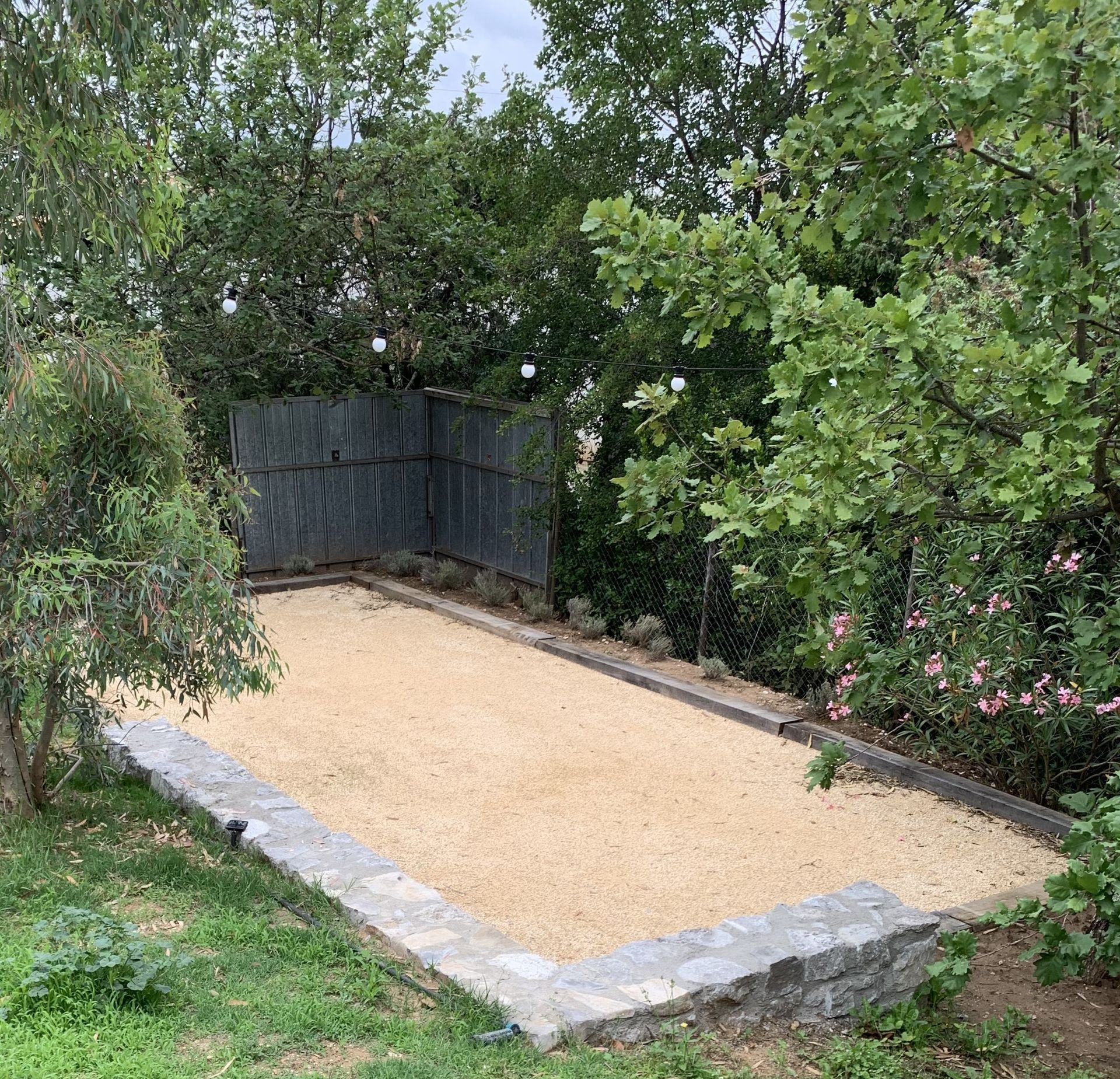 Petit terrain de pétanque dans un jardin
