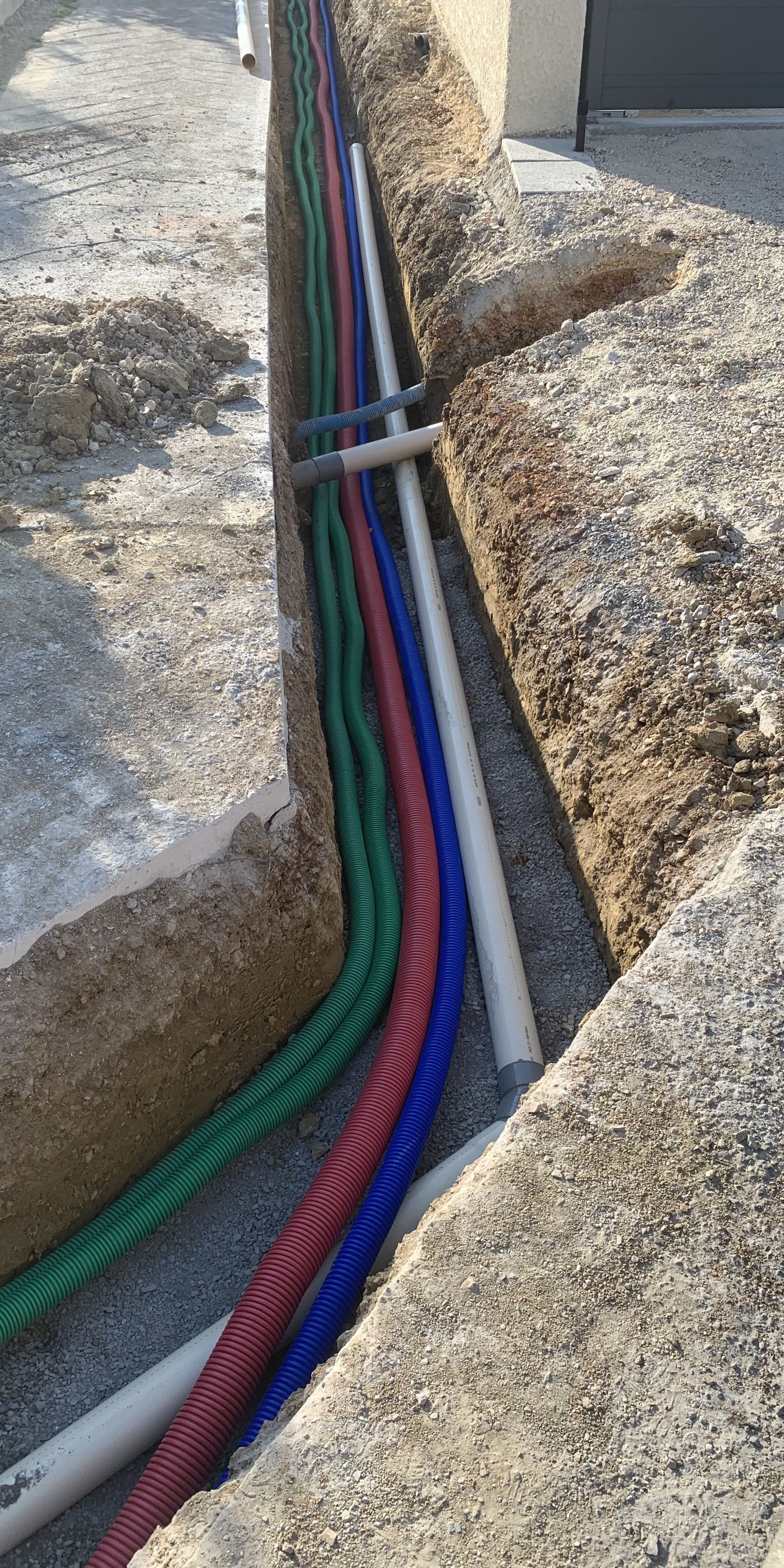 Tuyaux vert, rouge et bleu dans le sol