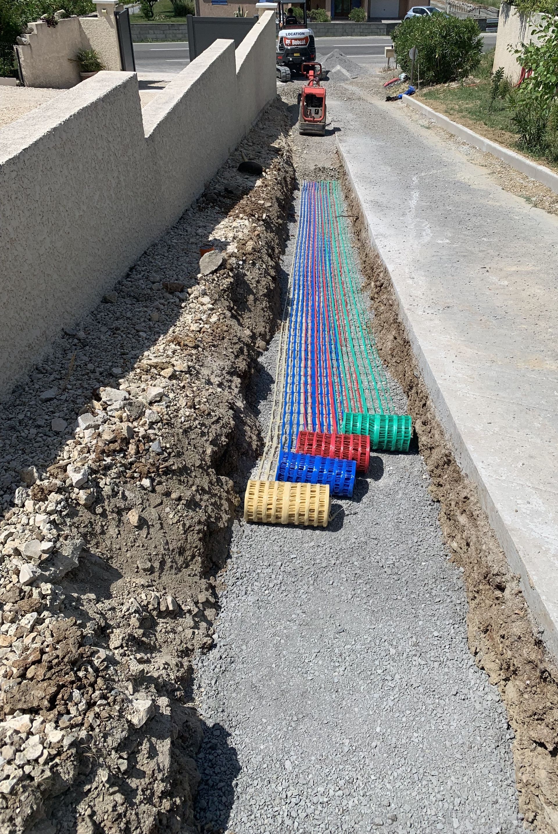 Pose de plastique pour préparer la pose de cablage