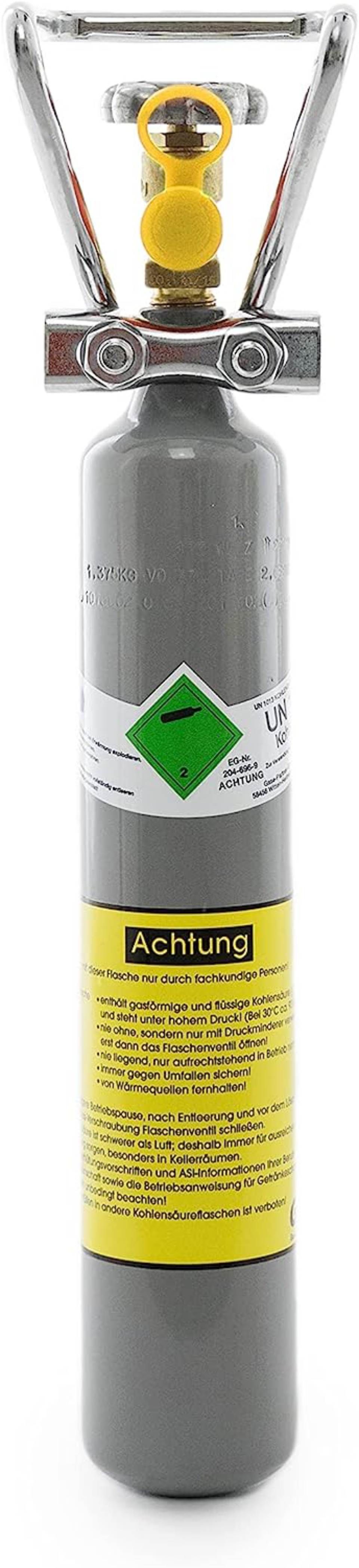 500 gr. Kohlensäure eine graue und gelbe Gasflasche auf weißem Hintergrund .