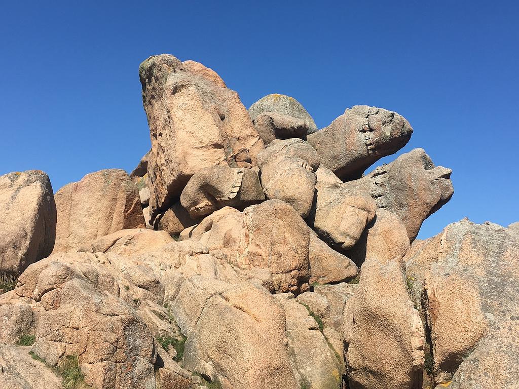 Pierre de granite rose dans la nature - énergie - Inspiration d'Hélène Brassart, voyante