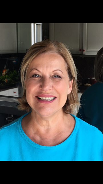 Femme blonde qui sourit