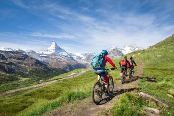 Menschen fahren Mountainbikes in den Bergen