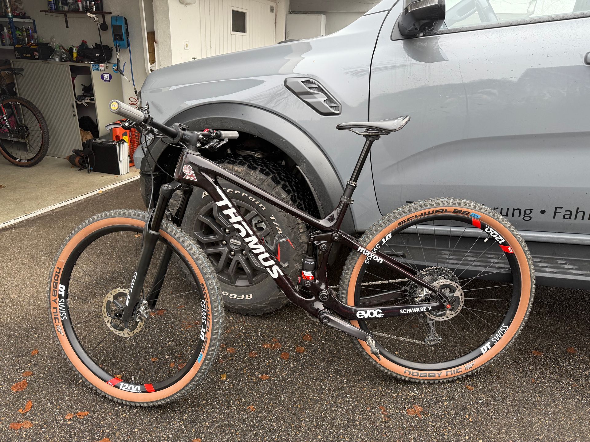 Rarität, Thömus Lightrider Worldcup Glasgow Edition (Speziallackierung) Jg. 2022, Grösse M
Komplett Shimano XTR, Carbonrahmen und Laufräder, Laufräder, Dämpfer und Gabel von DT Swiss, Senkbare Sattelstütze von LEV 120mm, Worldcup Titan Leichtlauf-Lager
Frisch ab Worldcup Service (Dämper/Gabelservice, alle Lager erneuert, neu Kette und Zahnkranz)
NP: ca. CHF 12'000.-
VP: 5'500.-