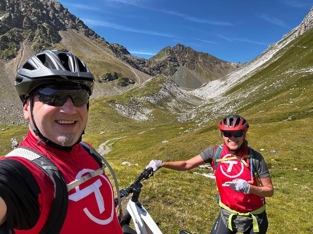 Mann fährt Mountainbike in den Bergen