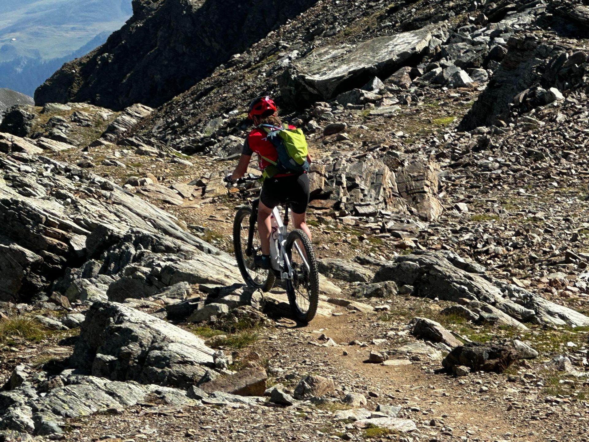 Mann fährt Mountainbike in der Natur