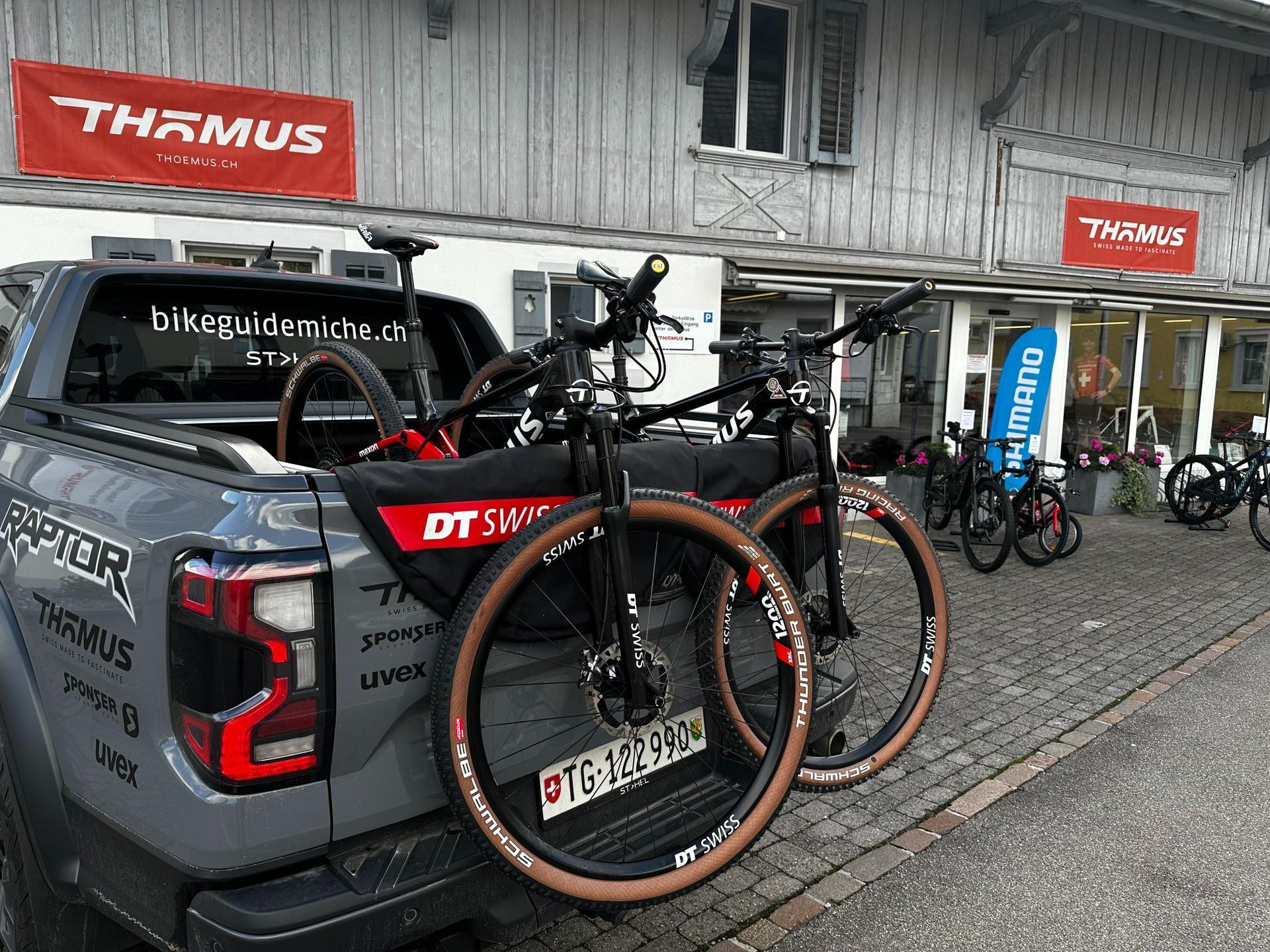 Mann fährt Mountainbike in der Natur