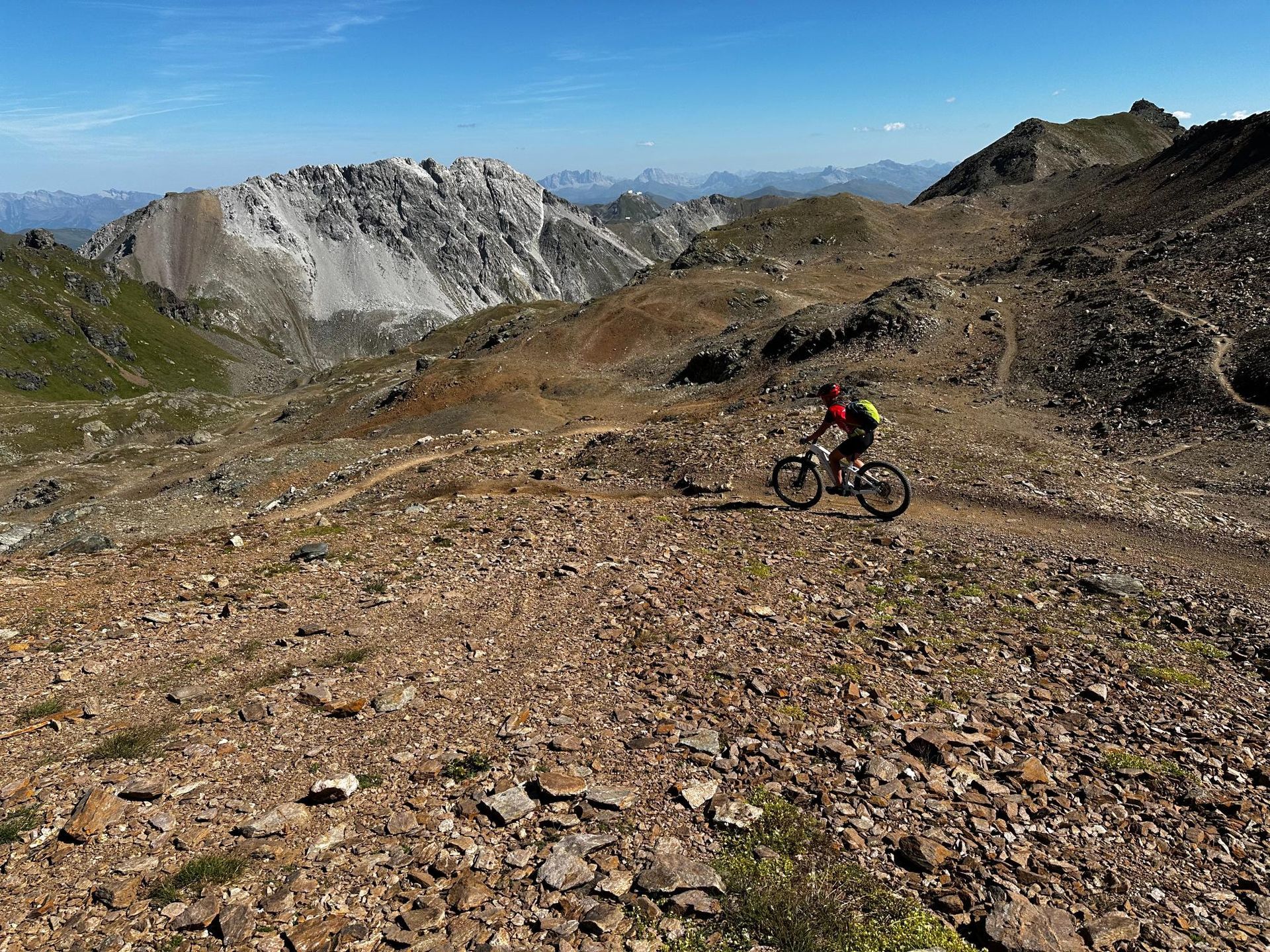 Menschen fahren Mountainbikes in den Bergen
