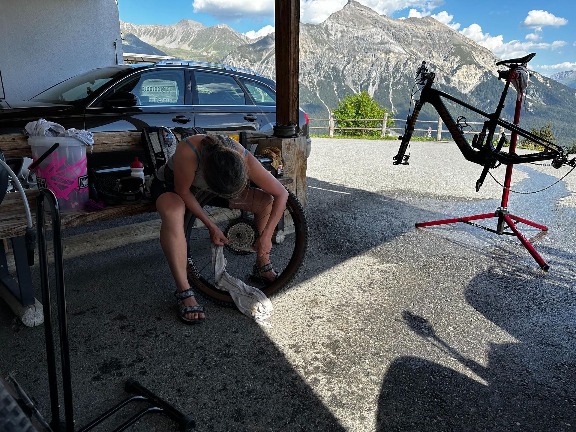 Familie fährt Mountainbikes