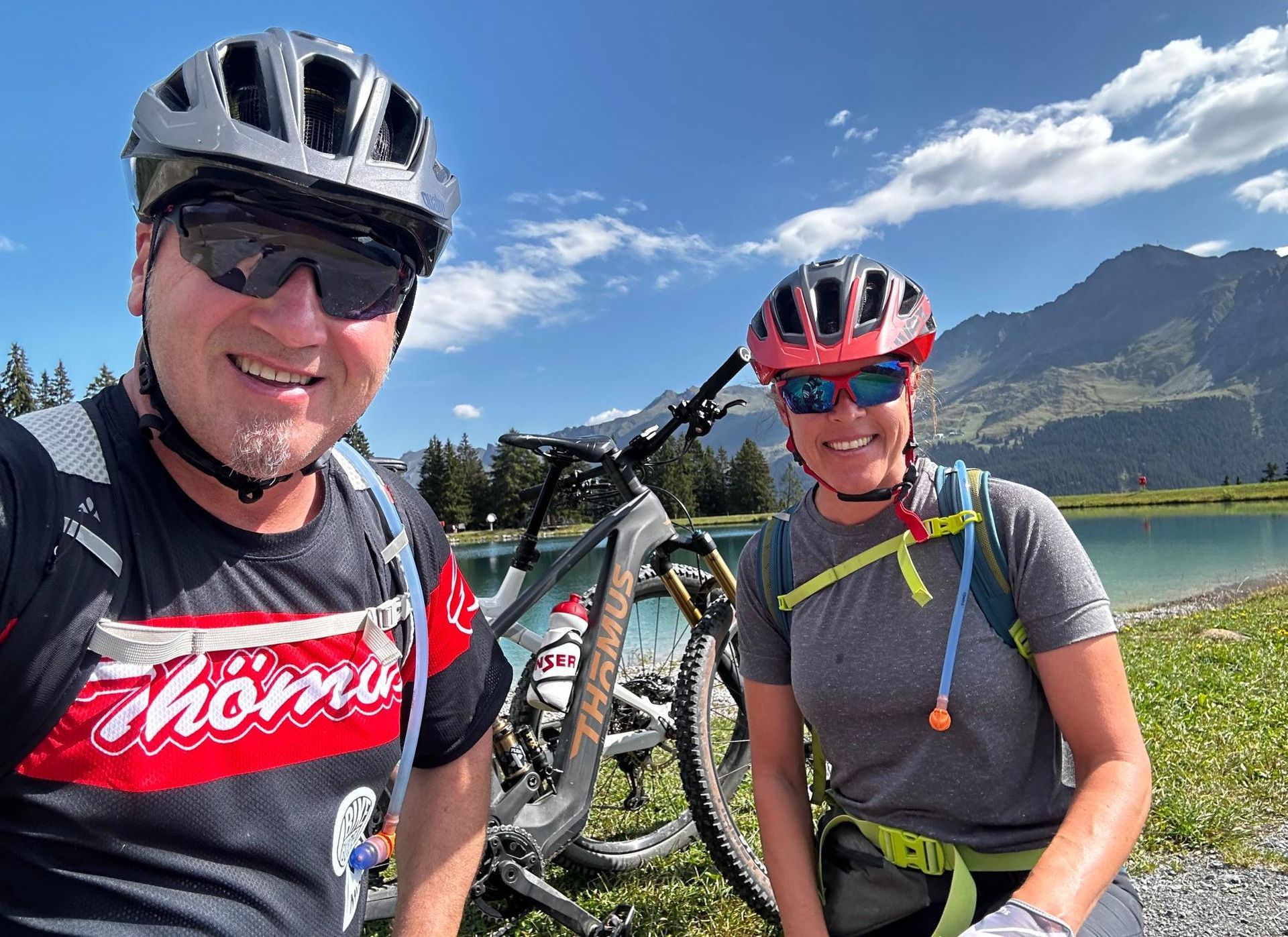 Menschen fahren Mountainbikes im Wald