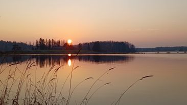 Auringonlasku järvellä