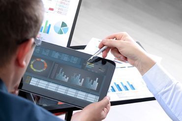 Finanzberater und Kunde besprechen sich