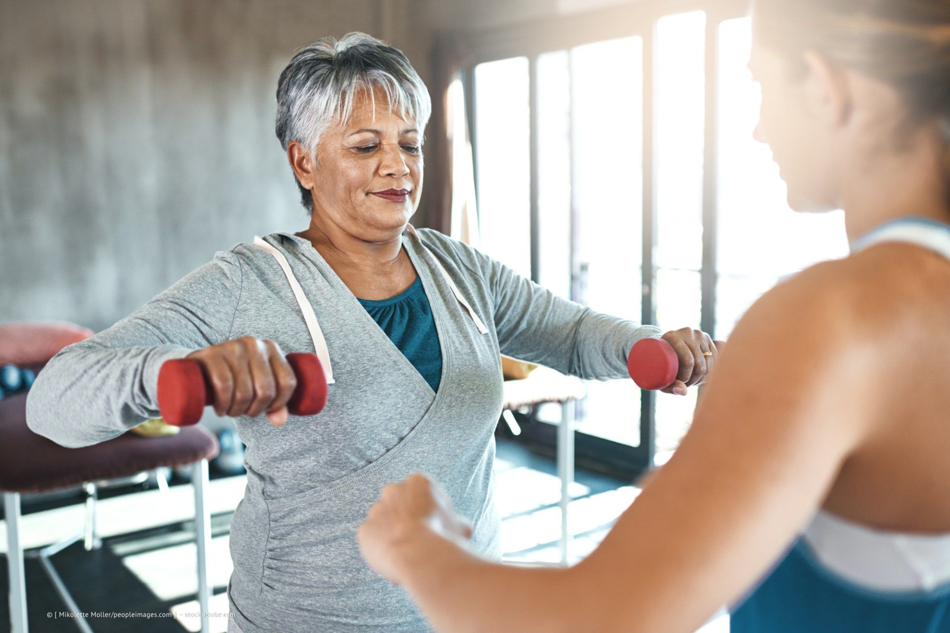 Frau macht Sportübung