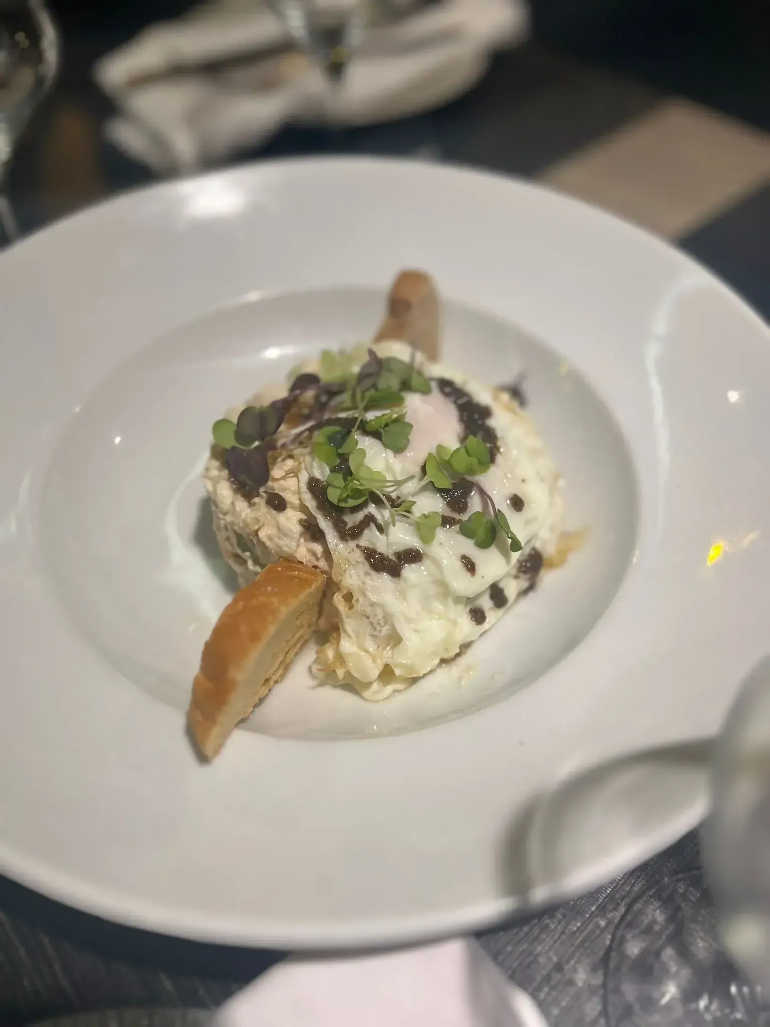 Primer plano de un plato blanco con un plato, probablemente