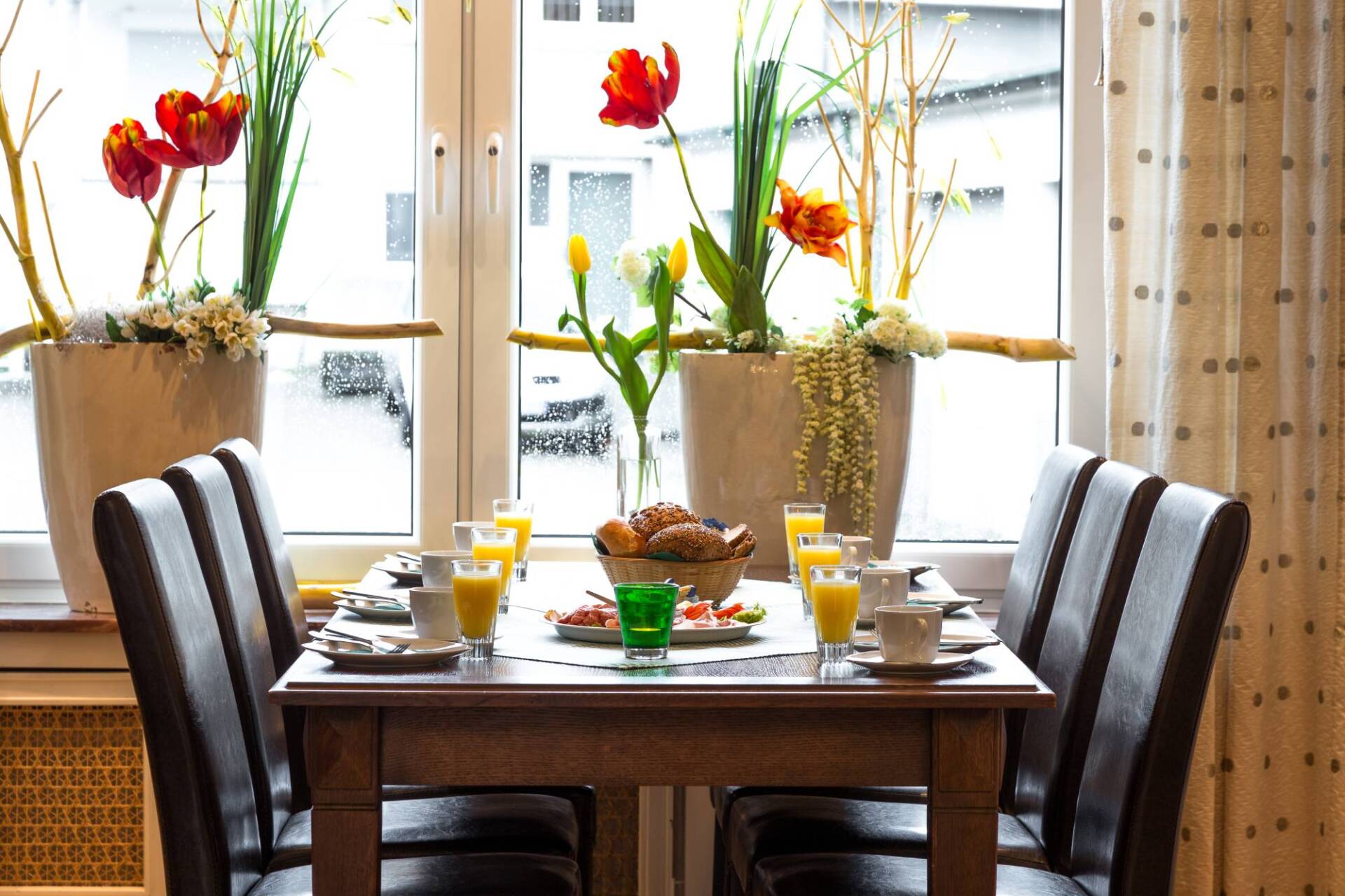 gedeckter Frühstückstisch mit Blumen