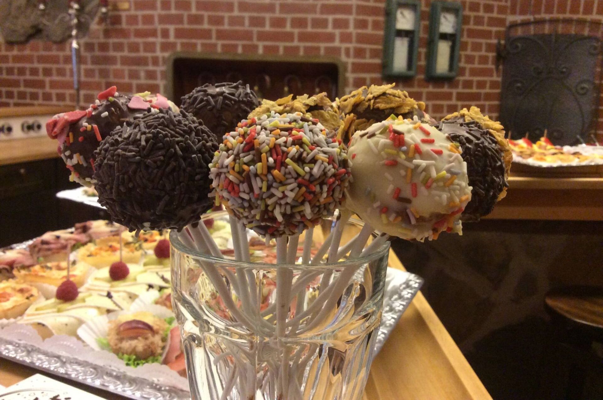 mehrere Cakepops in einem Glas