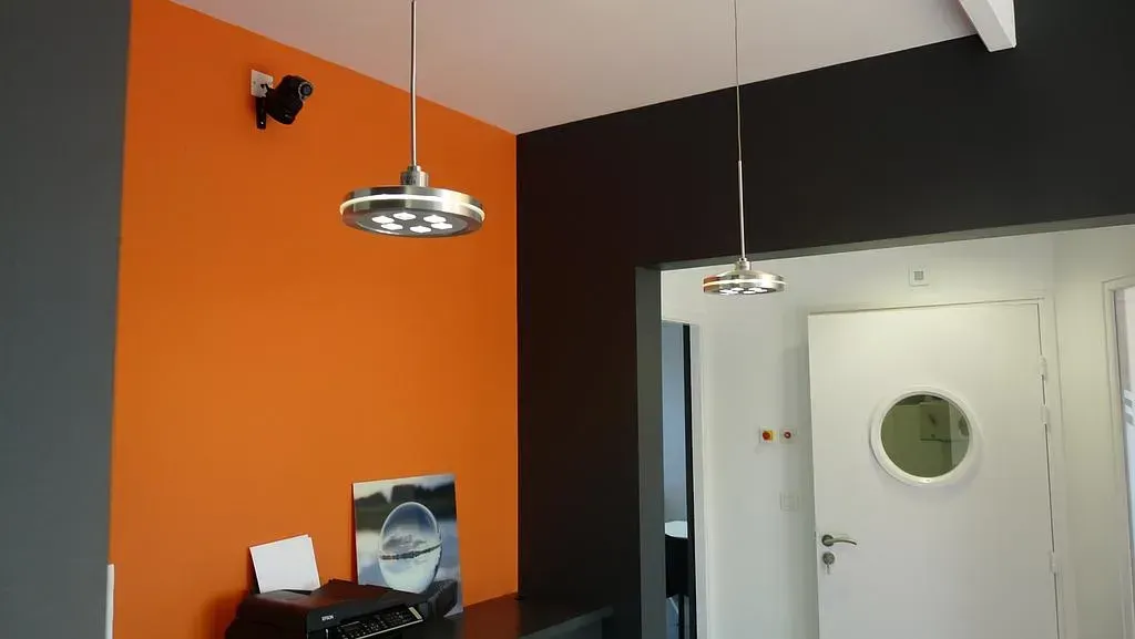 Deux lampes suspendues dans un bureau