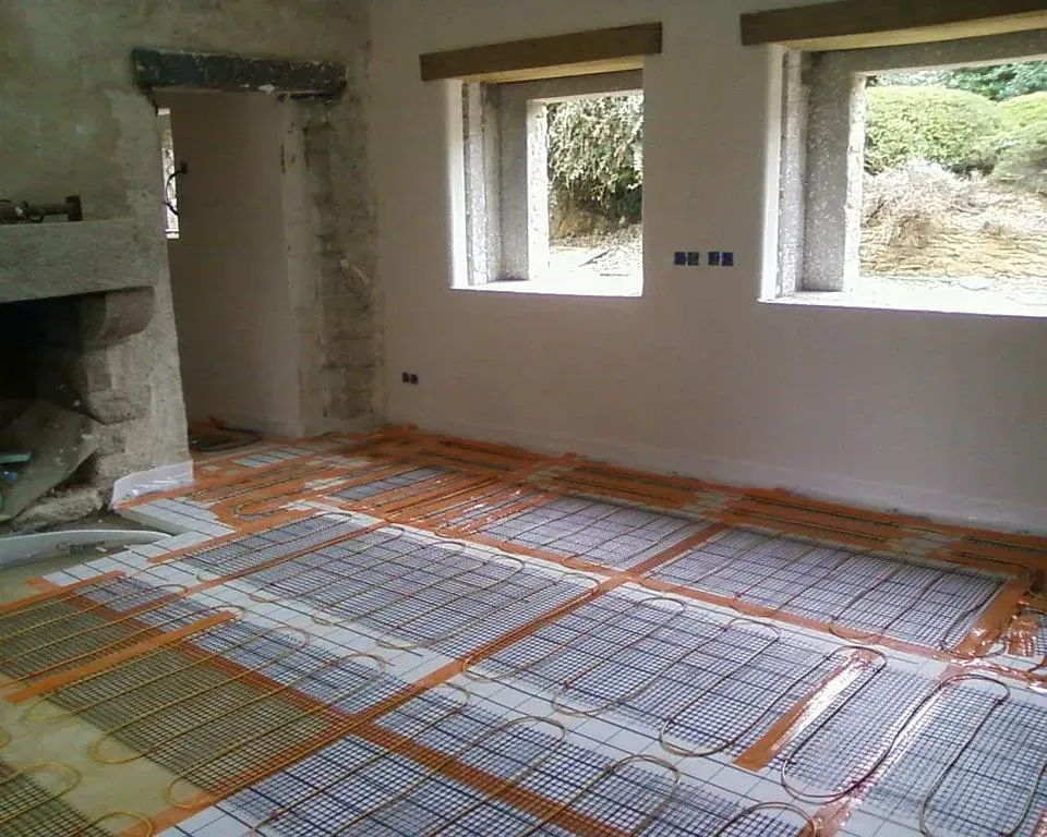 Plancher chauffant en cours d'installation dans une maison