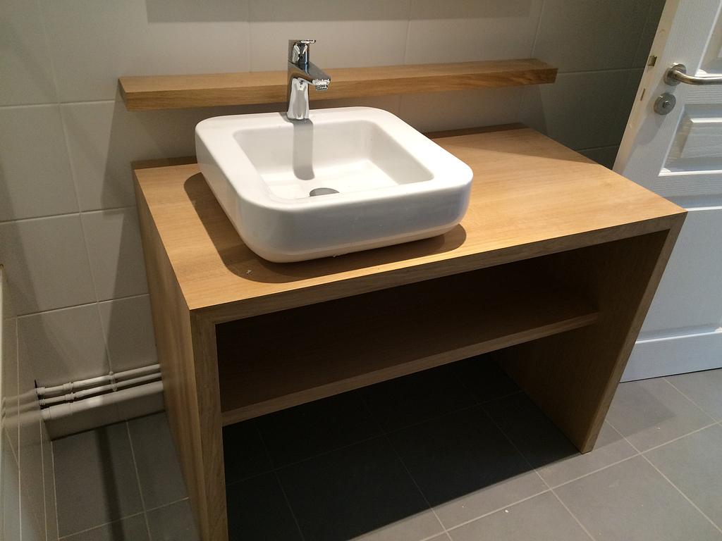 Meuble en bois avec un lavabeau blanc posé dessus