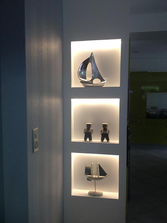 Meuble avec un éclairage à l'intérieur