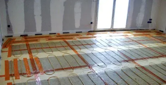 Installation de plancher chauffant dans une pièce en aménagement
