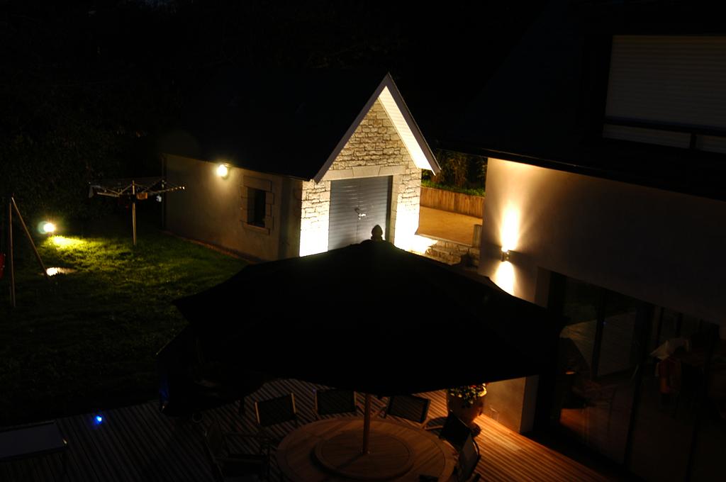 Lumières extérieures d'une maison dans la nuit