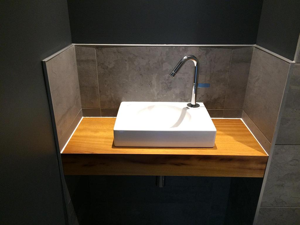 Evier de salle bain sur une planche en bois