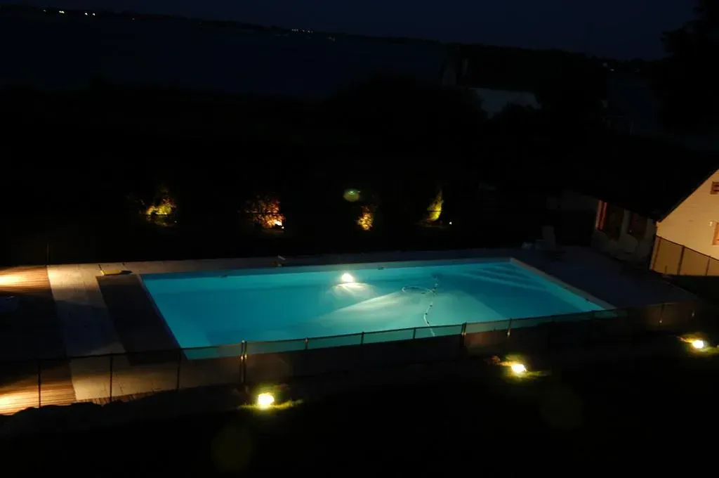 Éclairage nocturne d'une piscine
