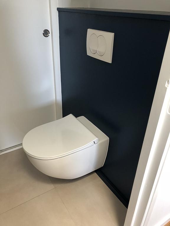 WC dans une salle de bain