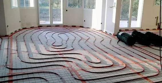 Conduits de plancher chauffant dans une  pièce de maison