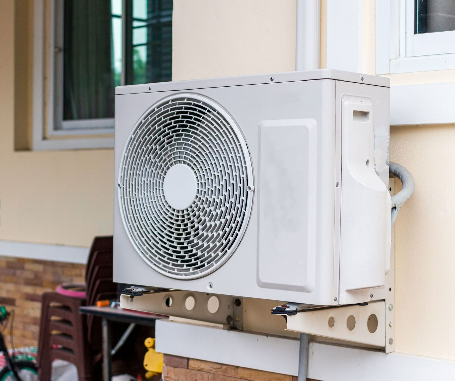 Pompe à chaleur air-air accrochée à un mur