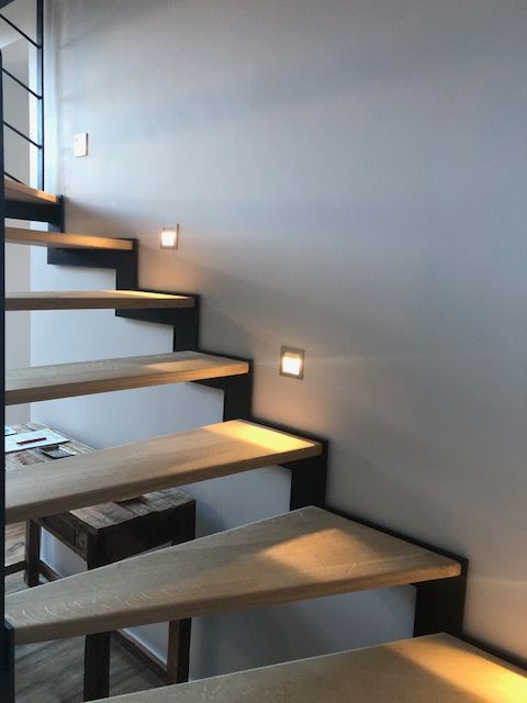 Électricien qui installe une lampe au plafond