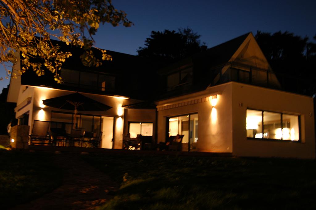 Éclairage extérieur d'une maison la nuit