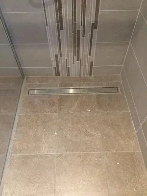 Sol carrelé d'une douche à l'italienne