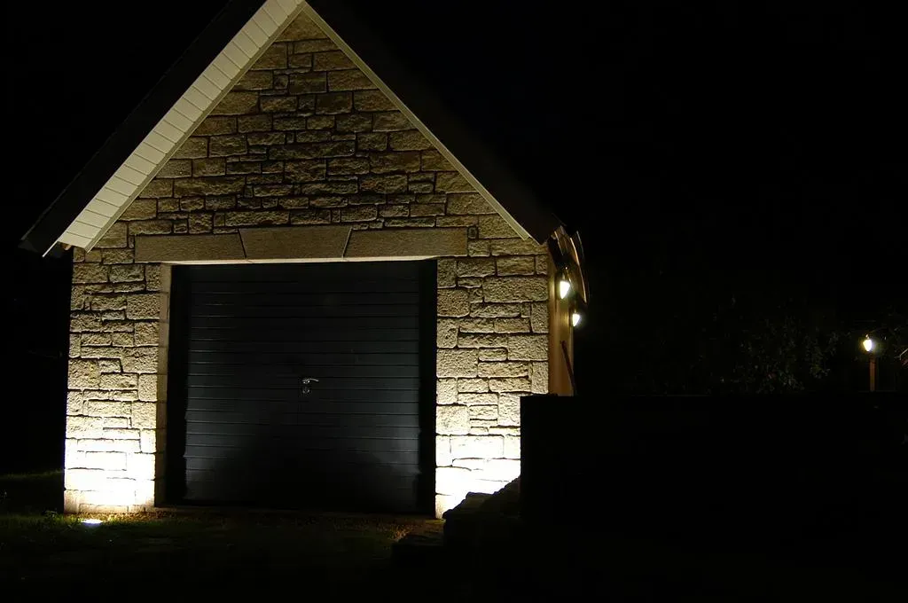 Lumières extérieures posées au pied d'une maison