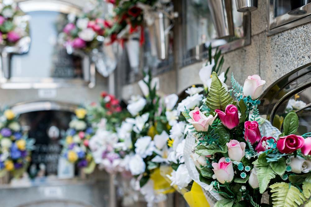 Nombreux bouquets de fleurs