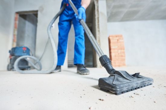 Arbeiter saugt Staub