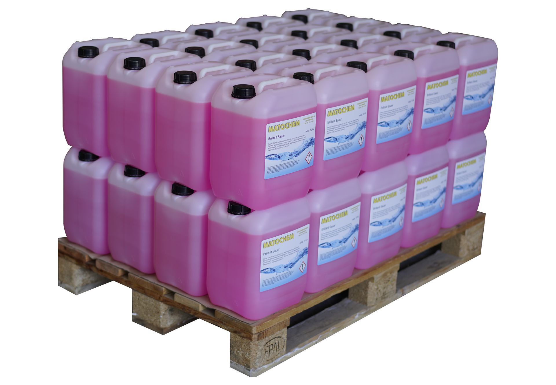 Auf einer Holzpalette gestapelte rosa Plastikkanister mit Chemikalien.