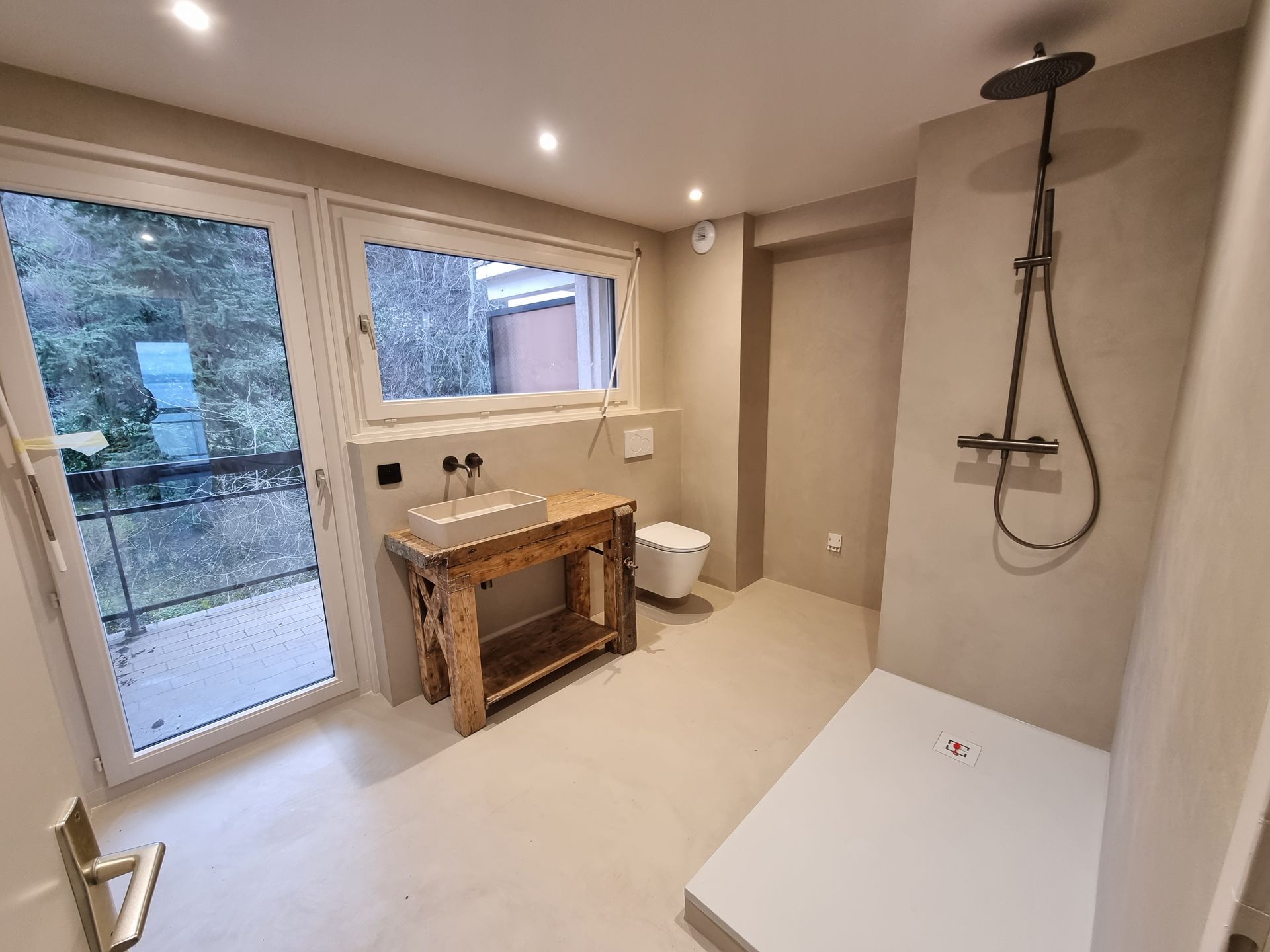Une salle de bains avec des luminaires au plafond.