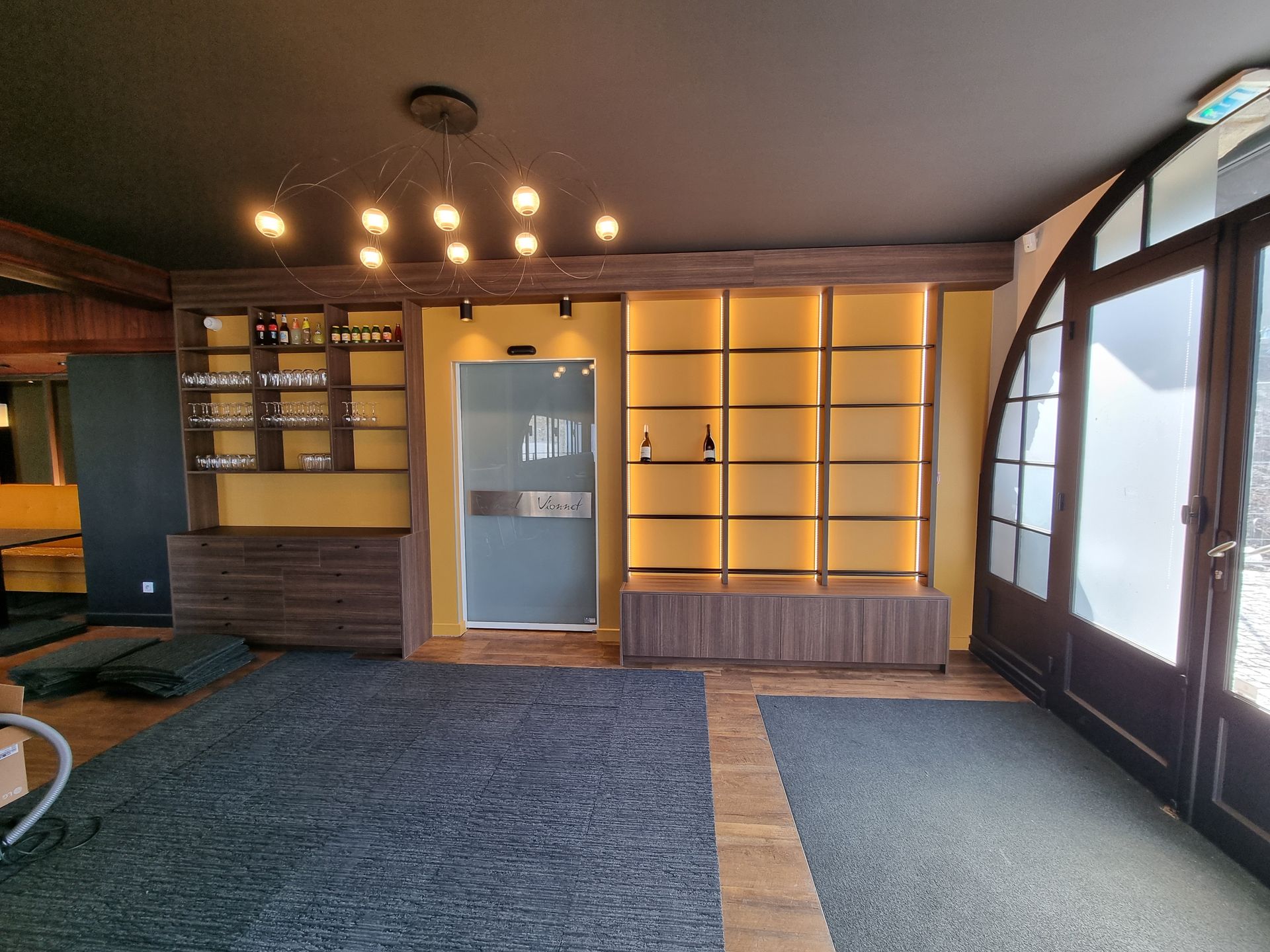Une pièce avec un lustre moderne.