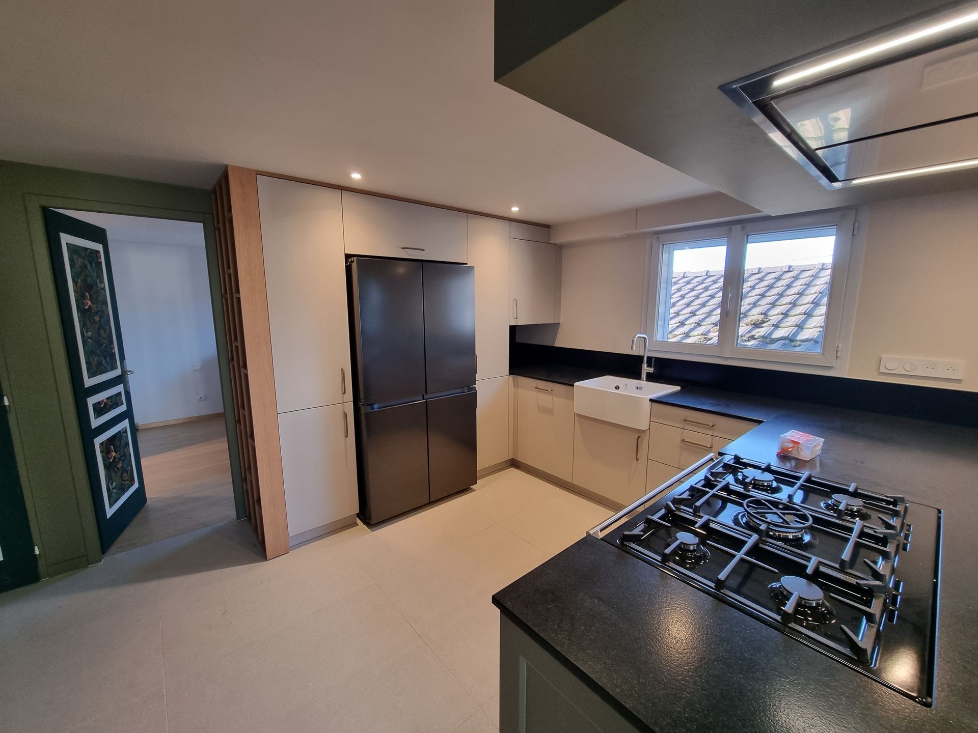 Une cuisine avec des lumières au plafond.