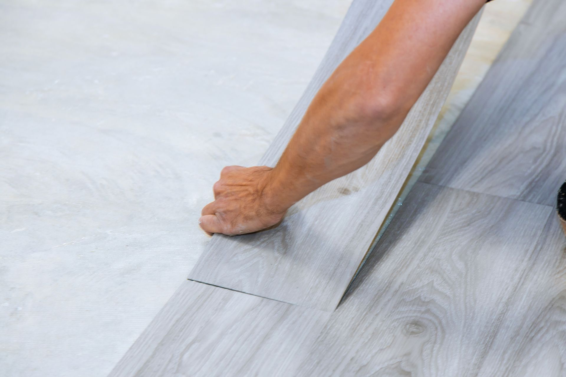 Une lame de PVC imitation parquet.