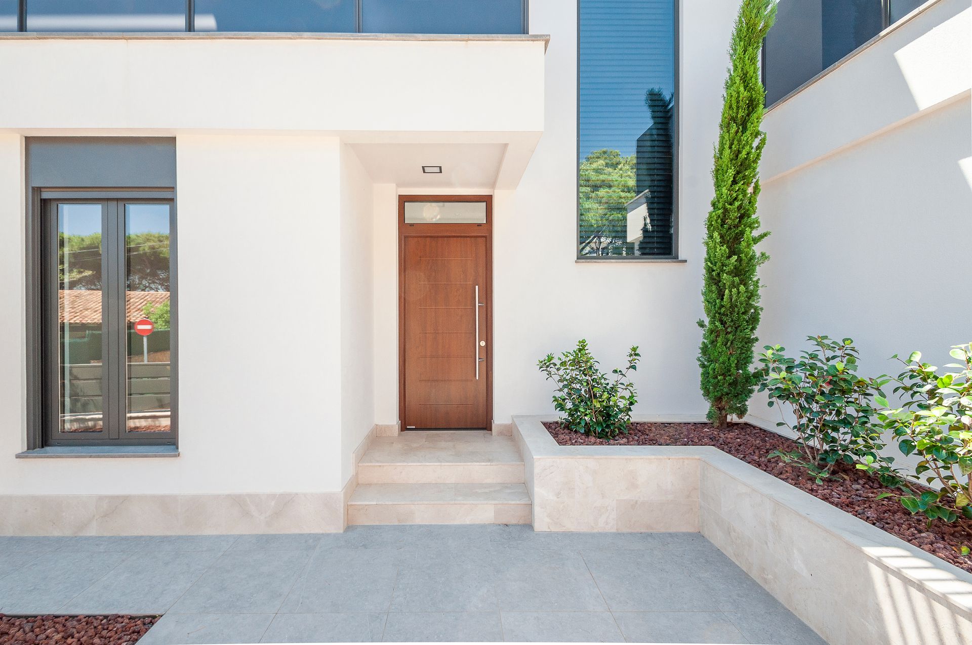 La façade d'une maison avec une porte en bois.