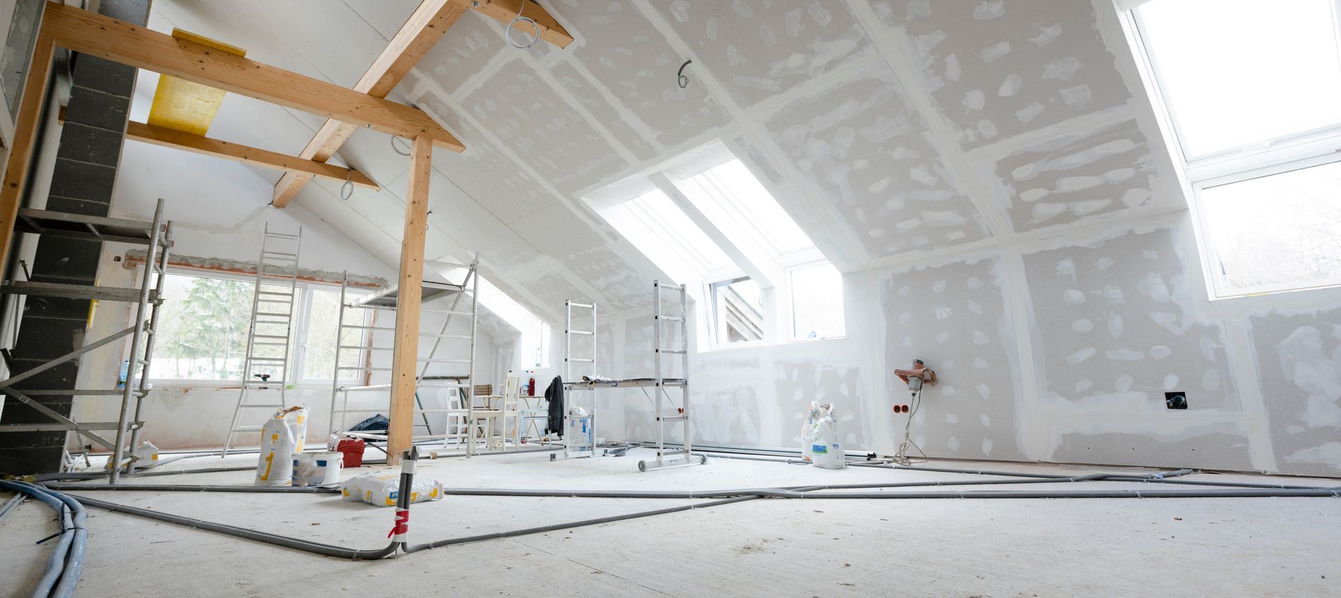 Des travaux de plâtrerie dans des combles.