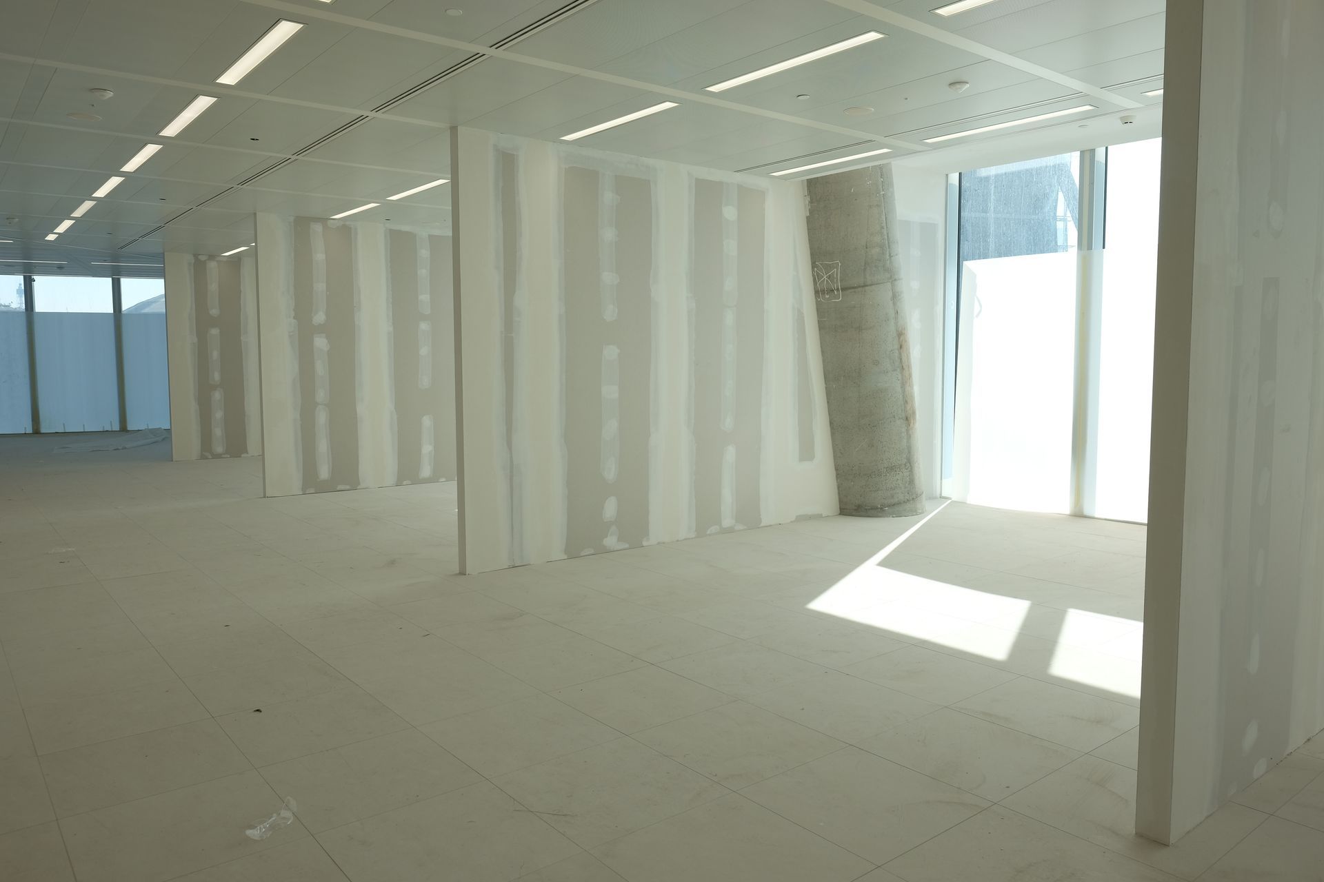 Des cloisons dans un futur bureau.