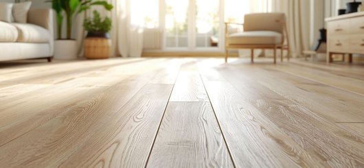 Un parquet et un fauteuil.