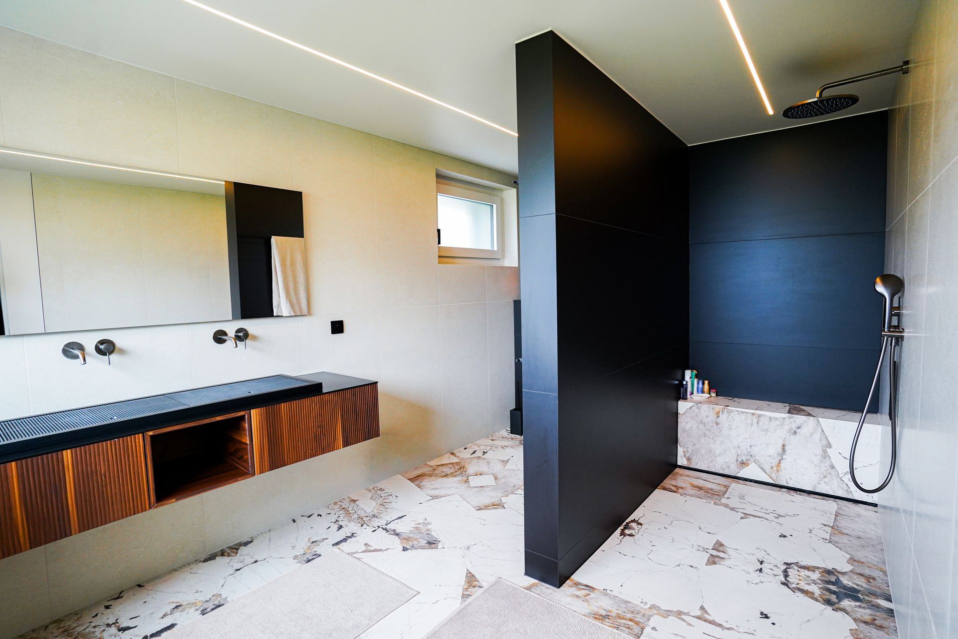 Une salle de bains avec une cloison noire.
