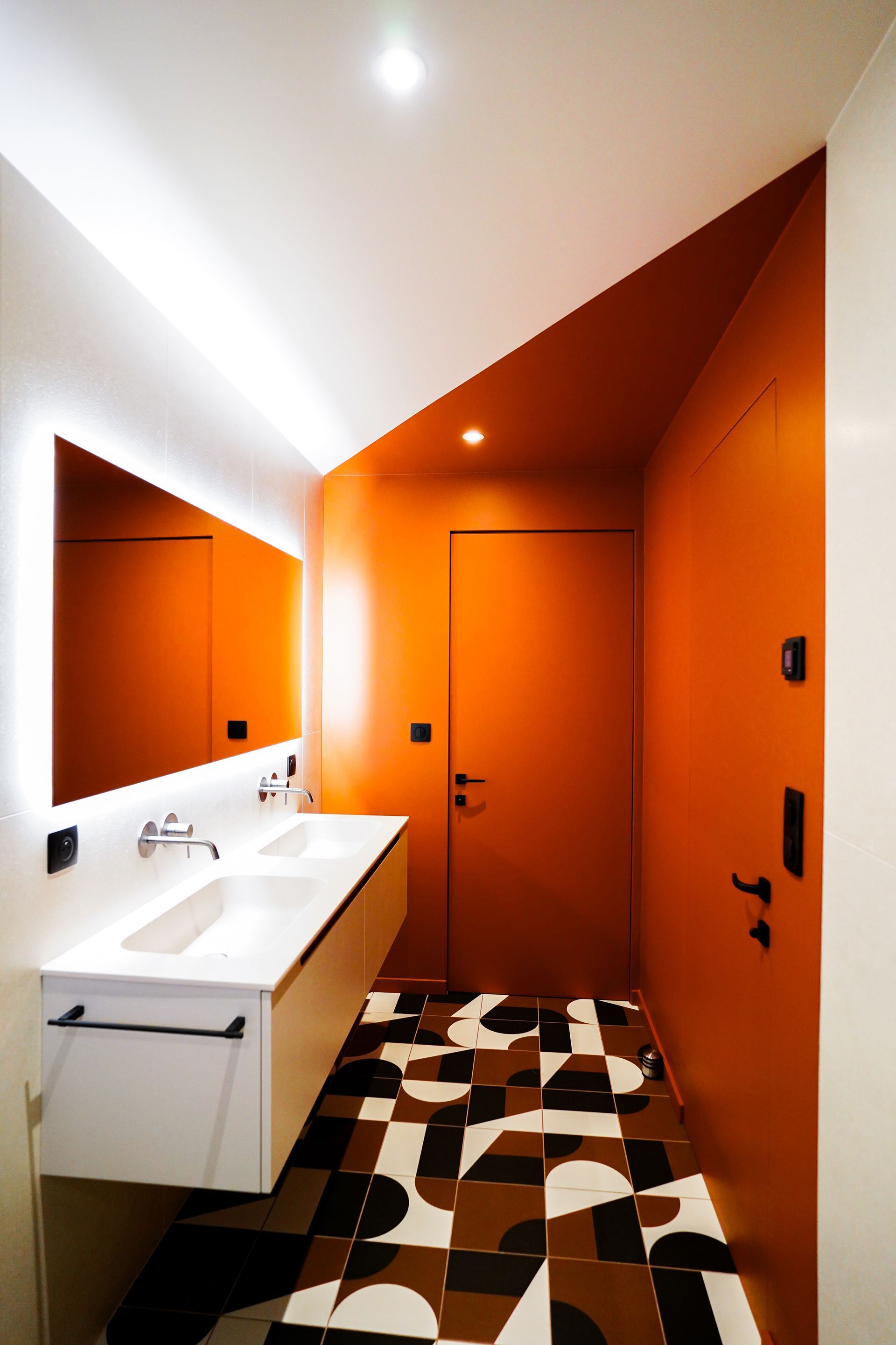 Une salle de bains avec des murs orange.