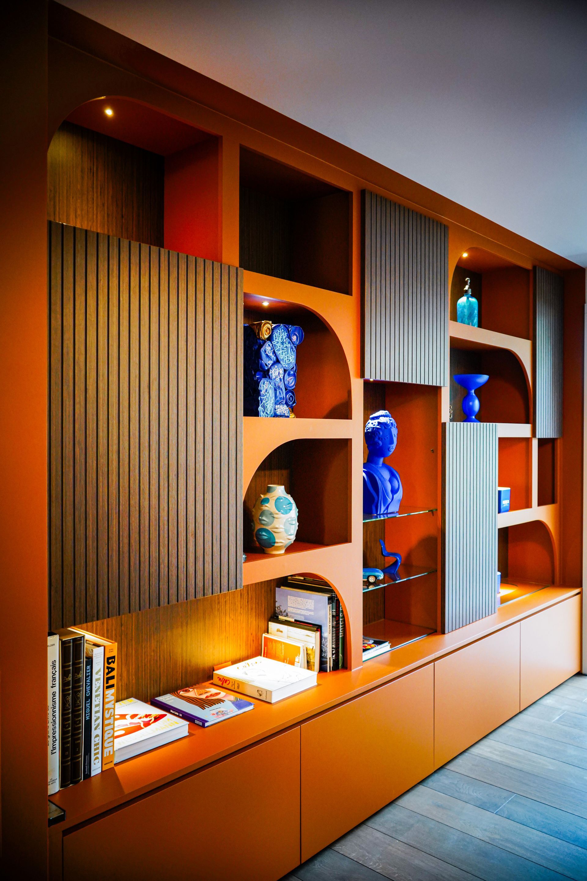 Une étagère avec des objets bleus.