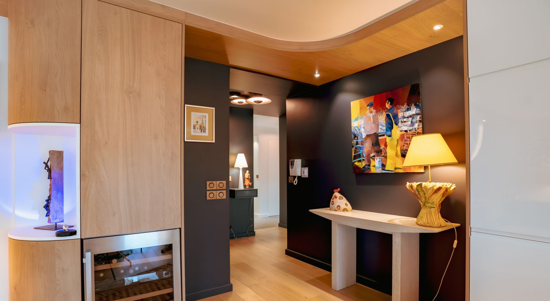 Un intérieur avec des murs noirs.